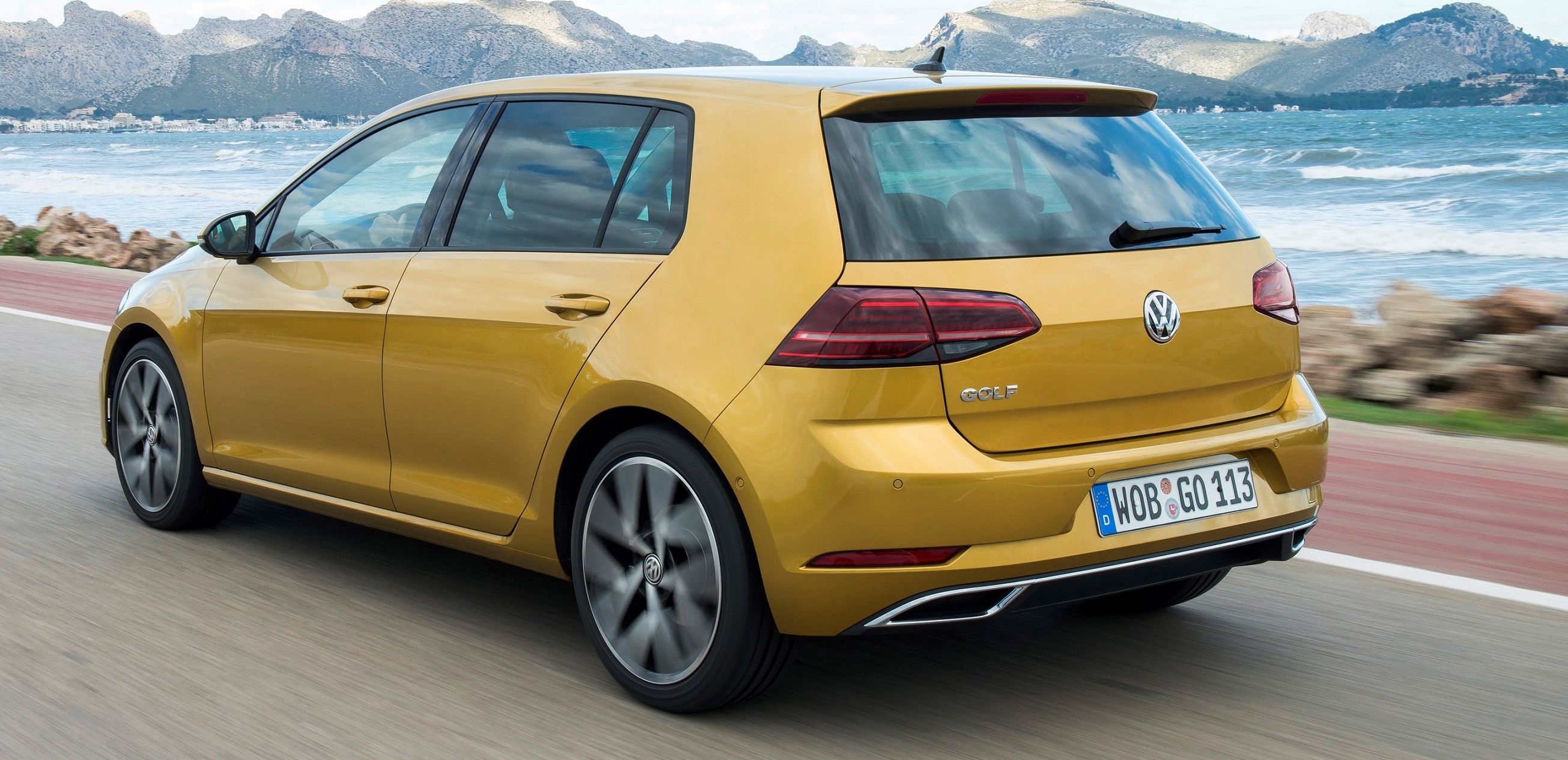 Volkswagen Golf Review | Motors.co.uk