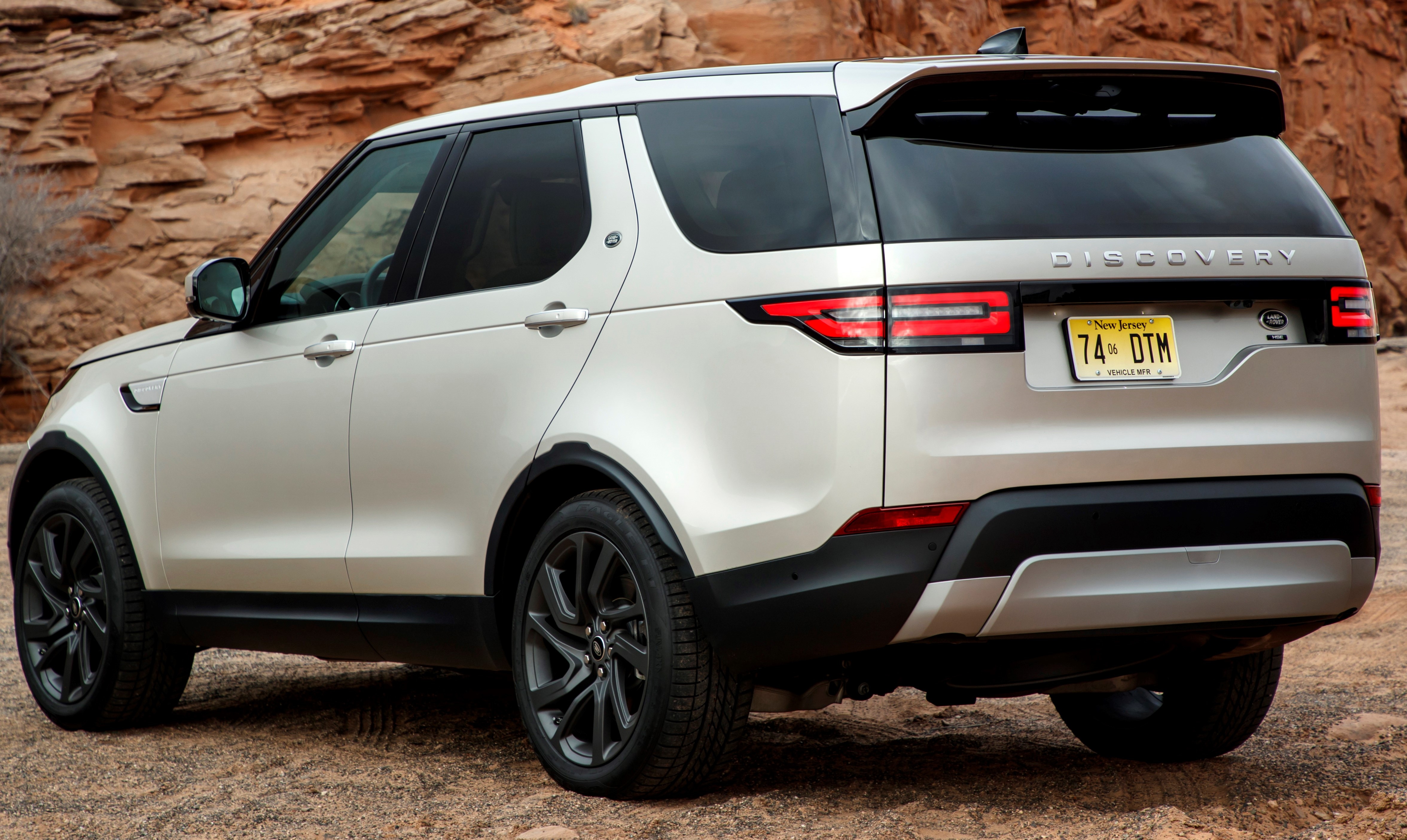 Land Rover Discovery Review | Motors.co.uk